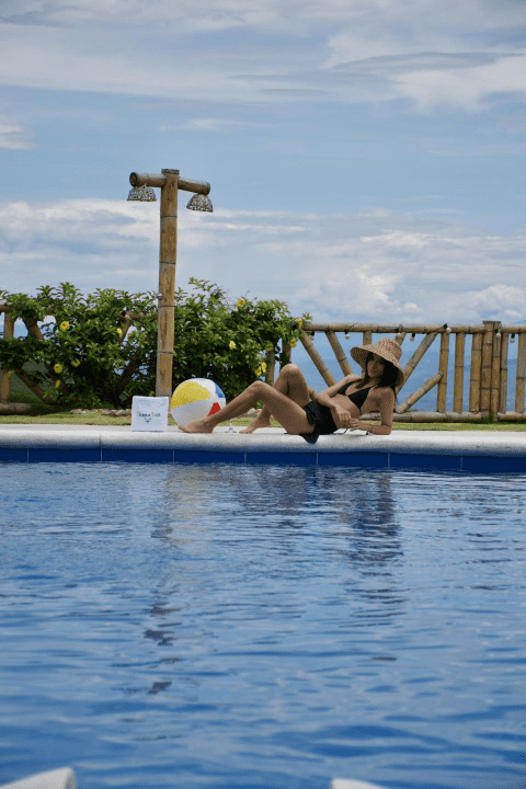 La piscina en medio del desierto gris de la Tatacoa 