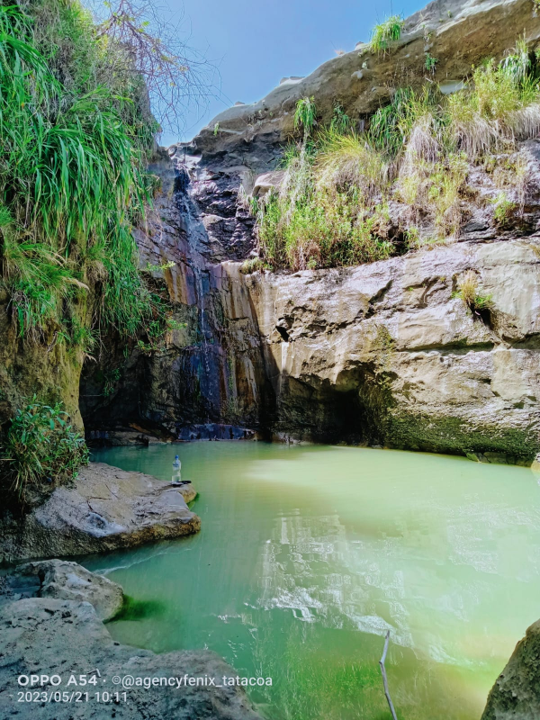 La piscina en medio del desierto gris de la Tatacoa 